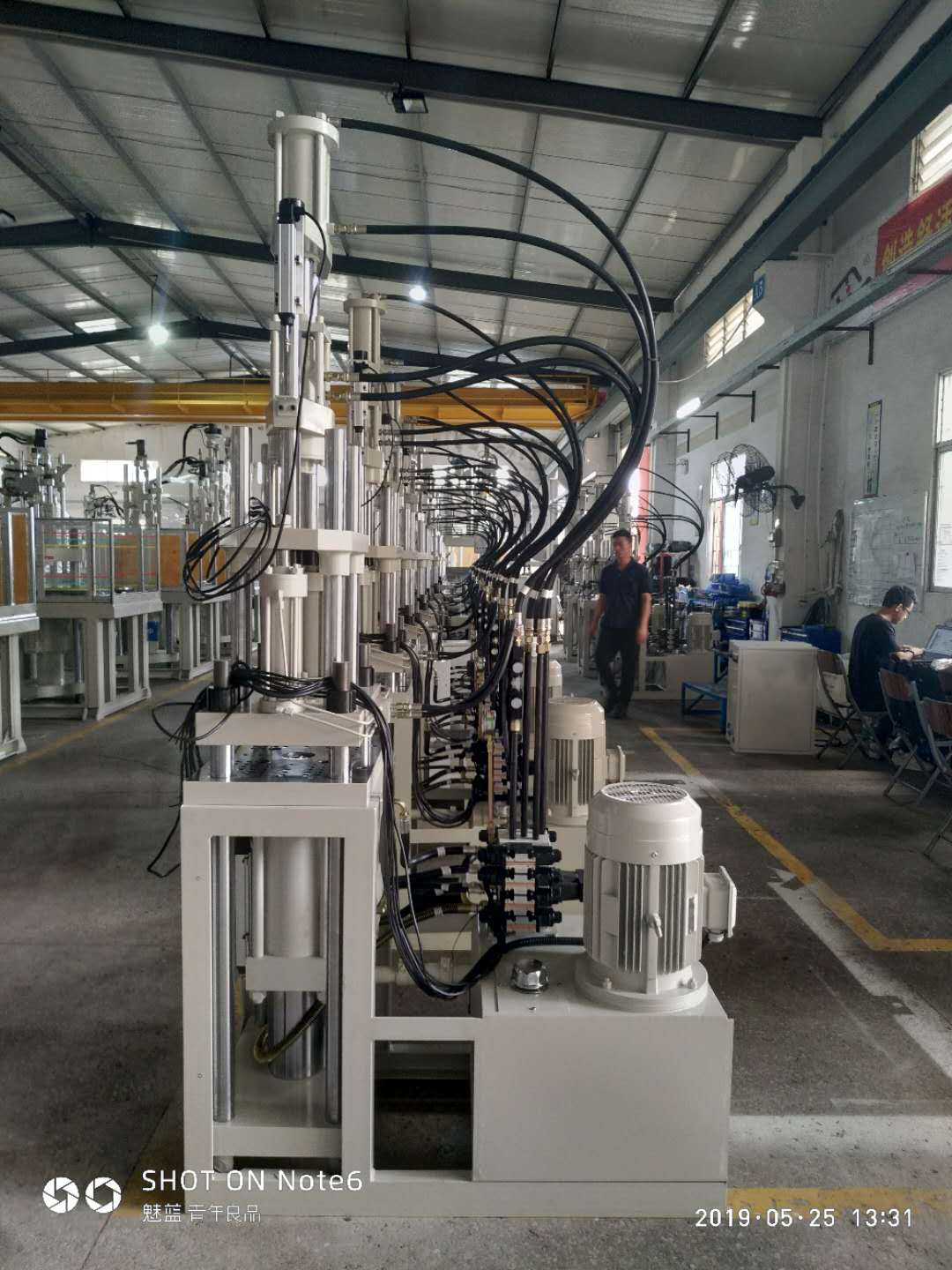 立式注塑機(jī) 立式注塑機(jī)