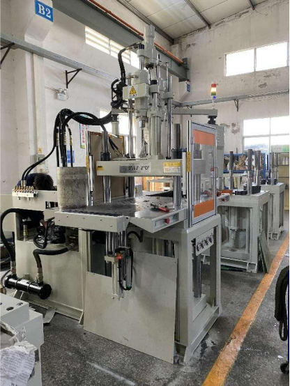 立式單滑板式注塑機(jī) 立式單滑板式注塑機(jī)